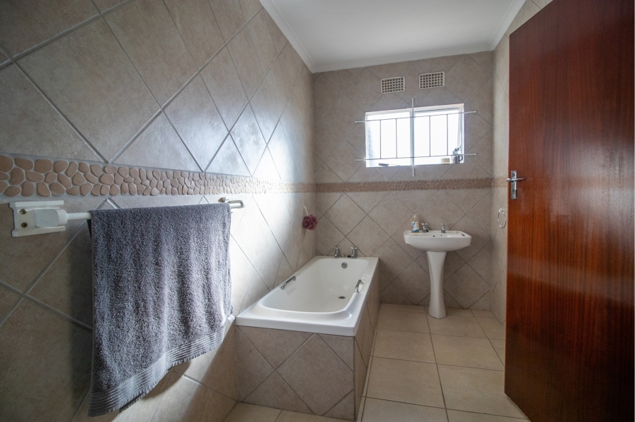 5 Bedroom Property for Sale in East London Rural Eastern Cape